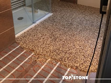 Łazienka - połączenie marmurowego kamienia TopStone Botticino i Marrone Mogano